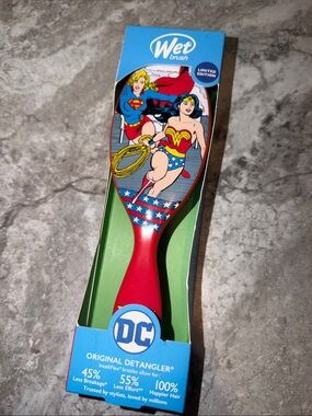 Wet Brush DC Wonder Woman & Supergirl Red Detangler Brush